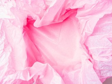 Açık hediye kutusu pembe kağıt ile