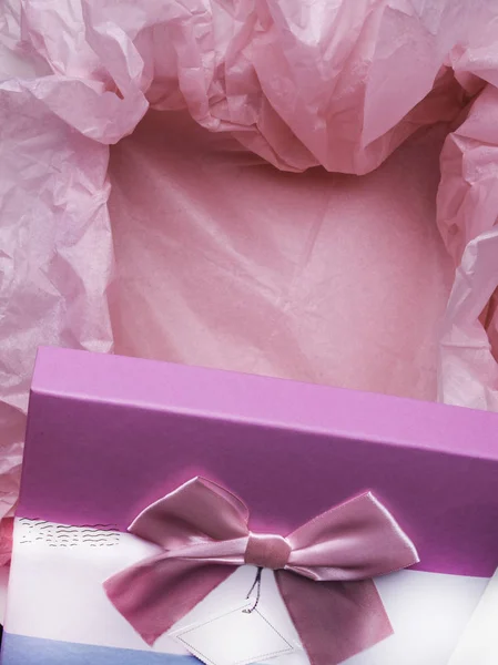 Caja de regalo abierta rosa con fondo de lazo — Foto de Stock