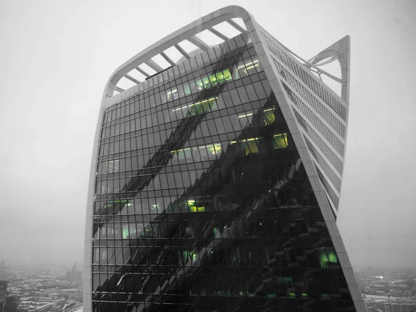 Edificio de oficinas de varios pisos, trabajando. en la oficina. moderno edificio de oficinas — Foto de Stock