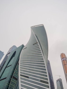 Gökdelenler cam cepheler ile. Soyut modern binalar dış tasarım