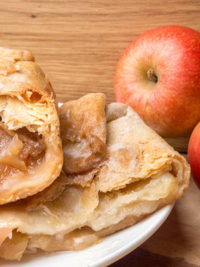 Ev yapımı elmalı turta.