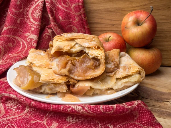 Кусочки аппетитного яблочного пирога — стоковое фото