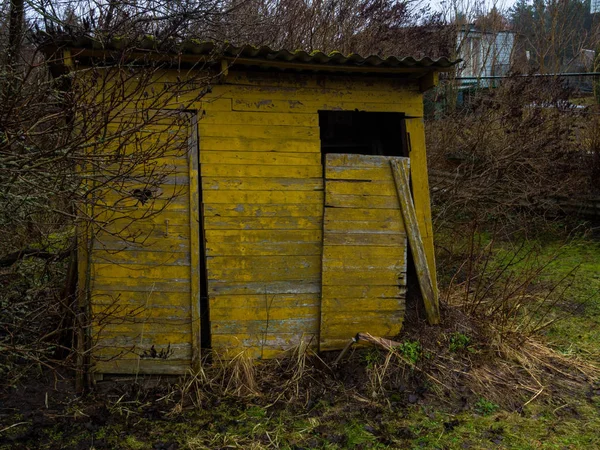 Жовтий садовий туалет в сільському стилі зроблений з дерев'яних дощок . — стокове фото