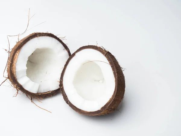 Kokosové ořechy izolované na bílém pozadí — Stock fotografie