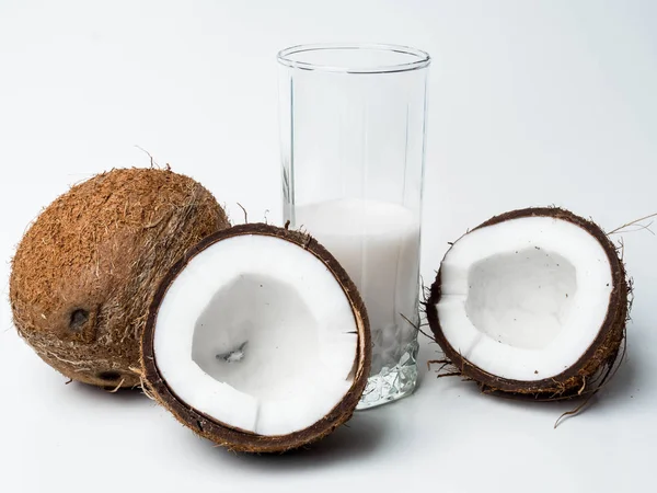 Coco e um copo de leite de coco Alimentos saudáveis . — Fotografia de Stock