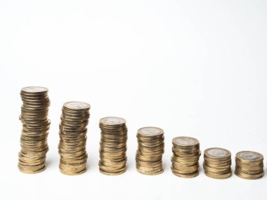 Beyaz arkaplanda para yığınları