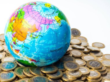 Paralar Dünya gezegeni arka planda - gezegen, para, ekonomik büyüme arasındaki ilişki kavramı kurtarma kavramı ile yığını