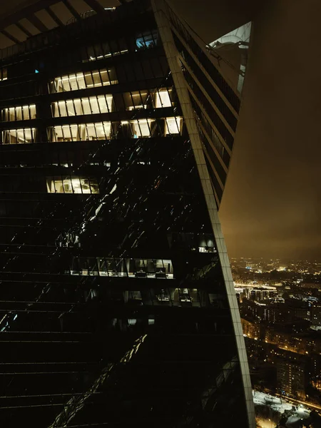 Moscú, Rusia, diciembre de 2018, edificio de oficinas de varios pisos por la noche, trabajando horas extras. noche en la oficina. moderno edificio de oficinas — Foto de Stock