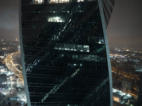 Moscú, Rusia, diciembre de 2018, edificio de oficinas de varios pisos por la noche, trabajando horas extras. noche en la oficina. moderno edificio de oficinas — Foto de Stock