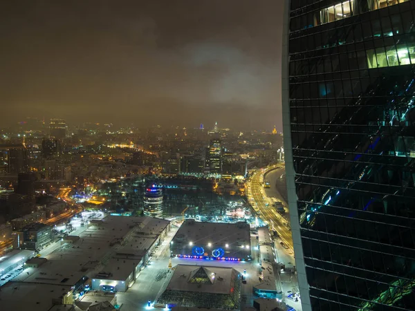 Moskau, Russland, Dezember 2018, mehrstöckiges Bürogebäude in der Nacht, Überstunden. spätabends im Büro. modernes Bürogebäude — Stockfoto