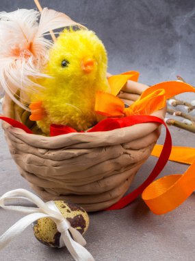 Willow twigs komik tavuk ve yumurta ile el yapımı yuvadan Paskalya