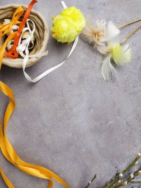 Paskalya yumurtaları, sarı tavuk oyuncak, söğüt-Paskalya sembolü