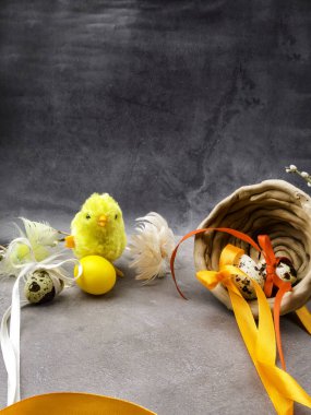 Paskalya yumurtaları ile küçük oyuncak piliç