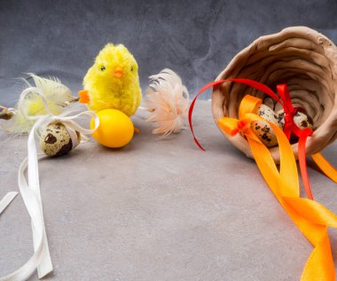 Paskalya yumurtaları ile küçük oyuncak piliç