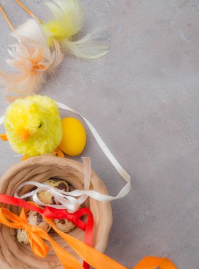 Mutlu Paskalya arka plan. Paskalya yumurtaları ve sarı civciv ve kil kase. Yumurta ve tavuk Paskalya sembolü olarak. Paskalya selamlar. Bahar kompozisyon.