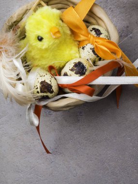 Paskalya yumurtaları kil kase sarı civciv