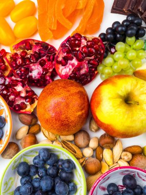 Süper antioksidanlar. Superfood. taze meyve ve çilek karışımı, Resveratrol ile zengin, vitaminler, ham gıda maddeler. beslenme arka plan, besin açısından zengin gıdalar kalp ve beyin için iyidir