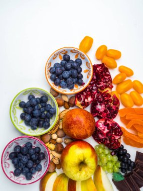 Süper antioksidanlar. Superfood. taze meyve ve çilek karışımı, Resveratrol ile zengin, vitaminler, ham gıda maddeler. beslenme arka plan, besin açısından zengin gıdalar kalp ve beyin için iyidir