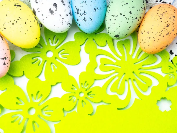 Kolorowe ręcznie robione jajka wielkanocne, przestrzeń do kopiowania, tło do pocztówek — Zdjęcie stockowe