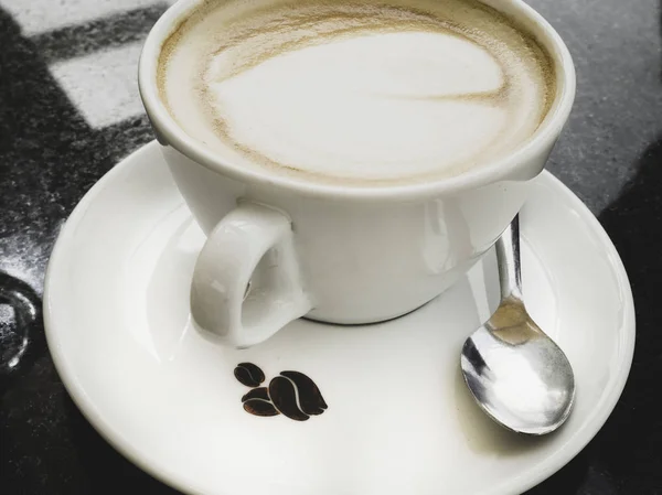 Taza de café capuchino sobre mesa oscura — Foto de Stock