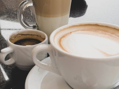 Sıcak cappuccino, beyaz bardak espresso kahve, masada latte