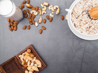 Çeşitli fındık ile cam fındık vegan süt. Organik sağlıklı snack Vegan Vejetaryen