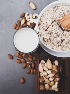 Beton arka planda çeşitli fındık ile cam kavanozda fındık Vegan sütü