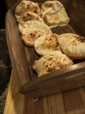 ahşap masa yakın çekim taze pişmiş pide ekmek. Arap mutfağının geleneksel ve tipik yemekleri