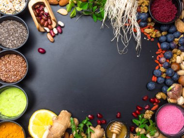 Ahşap bir arka planda süper gıdalar ve kase