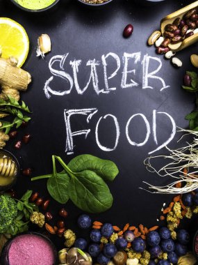 Ahşap arka planda sağlıklı süper gıda seçimi. Yüksek antioksidanlar, vitaminler, mineraller ve Antosiyaninler.