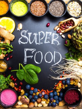 Ahşap arka planda sağlıklı süper gıda seçimi. Yüksek antioksidanlar, vitaminler, mineraller ve Antosiyaninler.