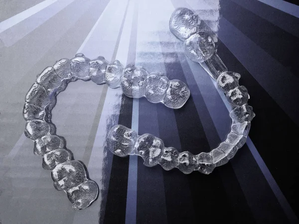 Inivisalign aparatos ortopédicos o alineador. Una manera de tener una hermosa sonrisa y dientes blancos . — Foto de Stock