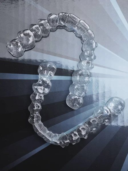 Láthatatlan fogazat zárójelben fogak aligners műanyag nadrágtartó Béres kiegyenesíteni fogak. Fogszabályozó ideiglenes kivehető hajkiegyenesítők — Stock Fotó