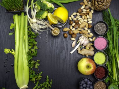 Omega 3, antioksidanlar, antosiyaninler, akıllı karbonhidratlar ve vitaminler yüksek gıdalar ile meyve, sebze, fındık ve tohumile yüksek diyet lif ilânı gıda konsepti