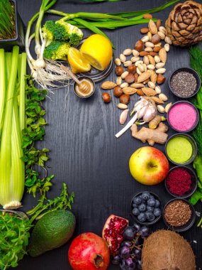 Ahşap arka plan meyve, sebze, tohum, superfood, tahıllar, gri beton arka plan üzerinde yaprak sebze sağlıklı gıda temiz yeme seçimi