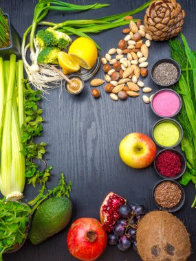 Acai tozu, matcha tozu, spirulina, tohum, yaban mersini, kurutulmuş goji meyveleri, bal, giner, narenciye, hindistan cevizi, avokado, nar, selery, karahindiba, koyu backgro fındık gibi çeşitli renkli superfoods