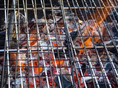 Boş Sıcak Barbekü Dökme Demir Izgara Parlayan Kömür Arka Plan, açık rekreasyon ile