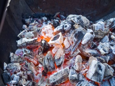 Boş yanan kömür ızgara ile boşaltmak ile ateş açın. Yaz ızgara, Barbekü, Barbekü ve parti.
