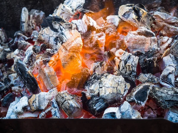 Kırmızı sıcak siyah kömür arka plan dokusu