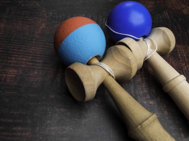 Ahşap arka plan klasik Japon oyunu kendama. İki oyun kendamas, yeni ve kullanılmış