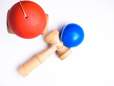 kırmızı ve mavi Kendama Japon oyuncaklar, beyaz izole, rekabet kavramı