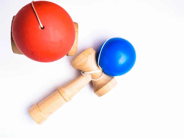 Vermelho e azul Kendama brinquedos japoneses, isolado no branco, conceito de competição — Fotografia de Stock