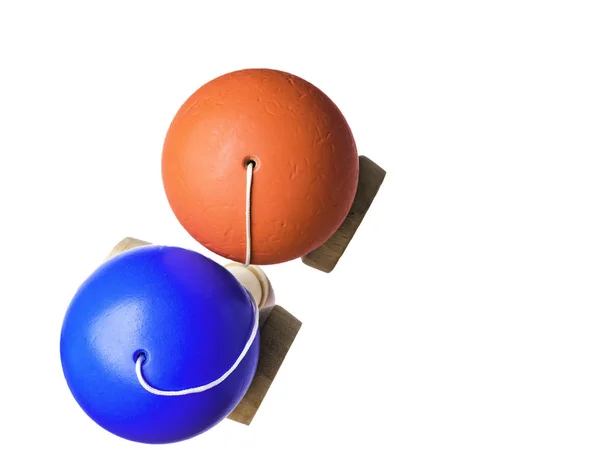 Jouets japonais Kendama colorés orange et bleu, isolés sur blanc, concept de compétition — Photo