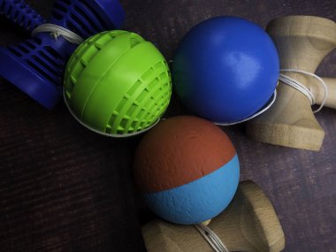 Ahşap arka plan üzerinde Geleneksel Japon ahşap oyuncak Kendama, Japon erkek oyuncak Sembolü.