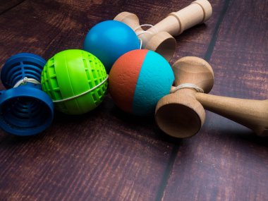 Ahşap arka plan üzerinde Geleneksel Japon ahşap oyuncak Kendama, Japon erkek oyuncak Sembolü.