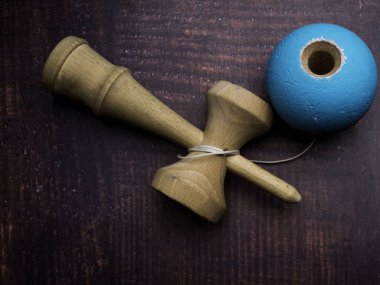 Ahşap arka plan üzerinde Geleneksel Japon ahşap oyuncak Kendama, Japon erkek oyuncak Sembolü.