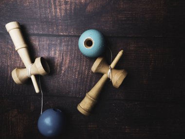Ahşap arka plan üzerinde Geleneksel Japon ahşap oyuncak Kendama, Japon erkek oyuncak Sembolü.