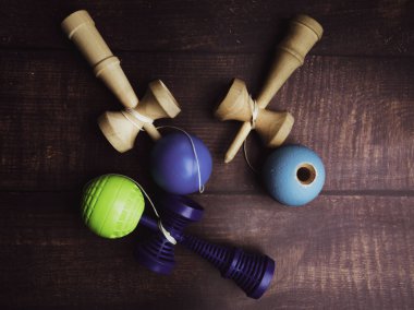Ahşap arka plan üzerinde Geleneksel Japon ahşap oyuncak Kendama, Japon erkek oyuncak Sembolü.