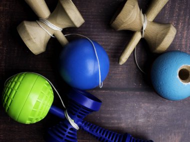 Ahşap arka plan üzerinde Geleneksel Japon ahşap oyuncak Kendama, Japon erkek oyuncak Sembolü.