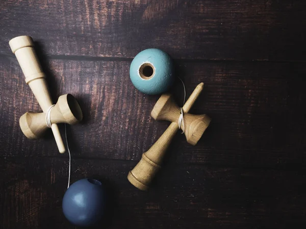 Traditionelles japanisches Holzspielzeug kendama auf hölzernem Hintergrund, Symbol des japanischen Knabenspielzeugs. — Stockfoto
